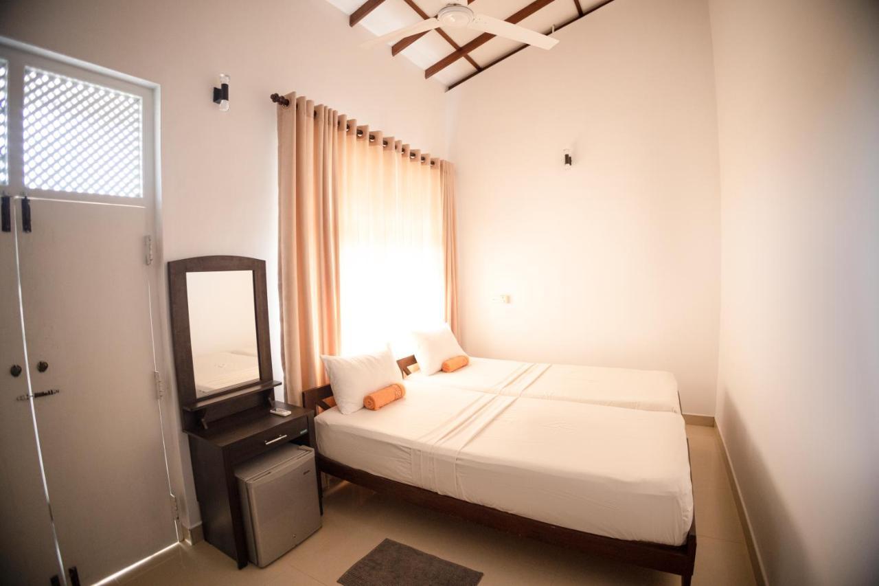 Lankahuts Villa Negombo Extérieur photo
